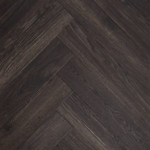 The Ossis 6 herringbone PVC floor allows you to create a sense of dynamism in any space. The dark pattern ensures a timeless and luxurious look in your interior.