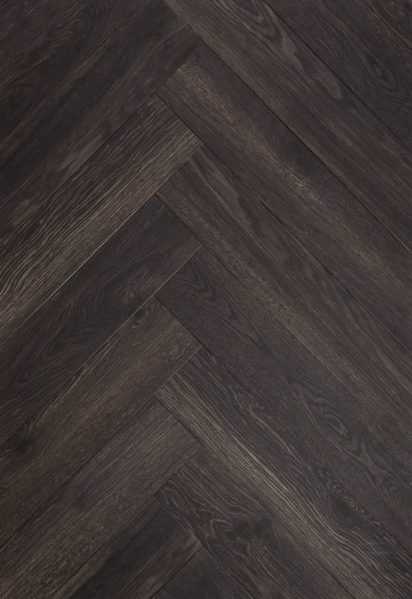 The Ossis 6 herringbone PVC floor allows you to create a sense of dynamism in any space. The dark pattern ensures a timeless and luxurious look in your interior.