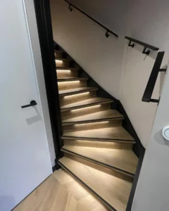 Gerenoveerde trap met LED-verlichting onder de treden