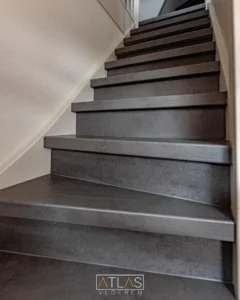 Traprenovatie met donkere treden in steenlook