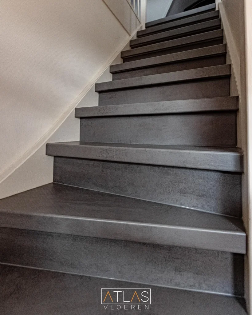 Traprenovatie met donkere treden in steenlook
