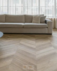 Visgraat PVC vloer in een woonkamer met lichte bank