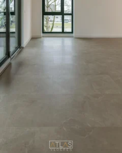 Kale, egale ondergrond in een lege ruimte