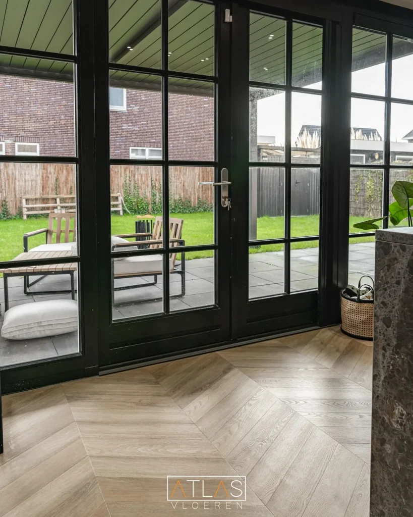 Lichte visgraatvloer bij de tuindeuren
