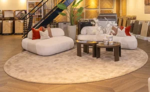 Lichte zithoek met karpet op een houtlook vloer