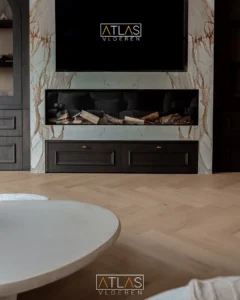 PVC vloer in een woonkamer met tv-meubel