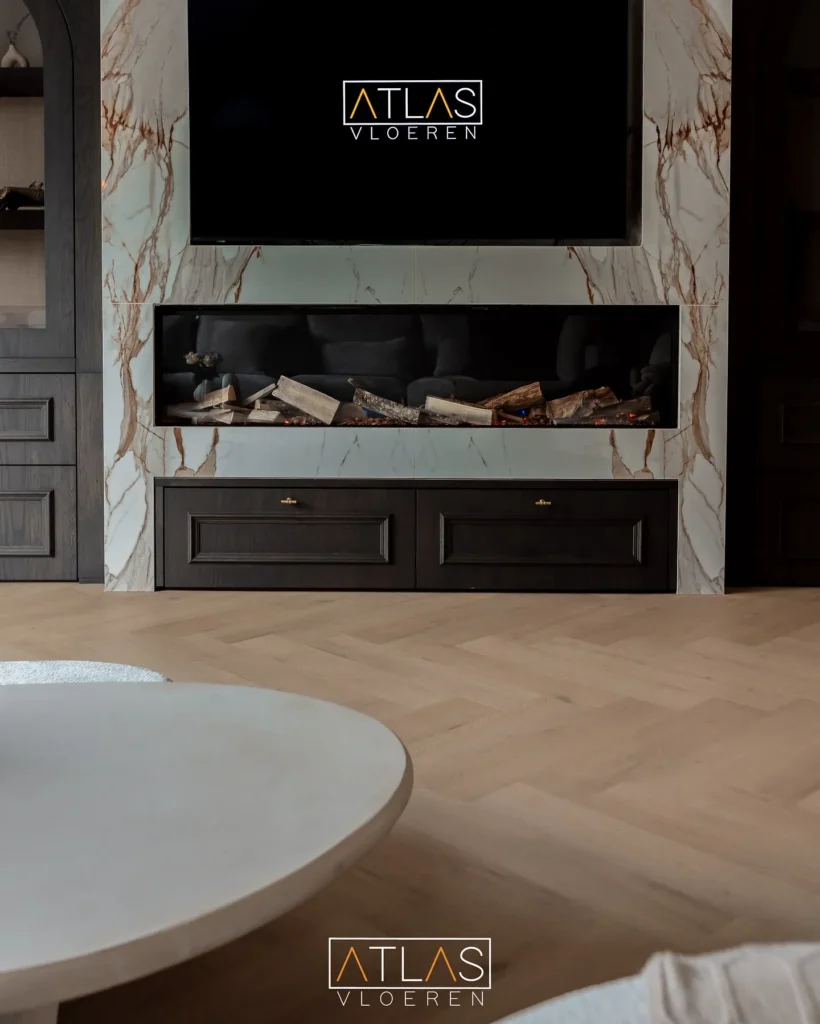 PVC vloer in een woonkamer met tv-meubel