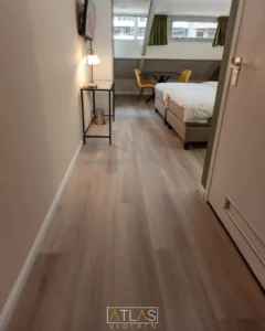 Laminaat vloer in een slaapkamer