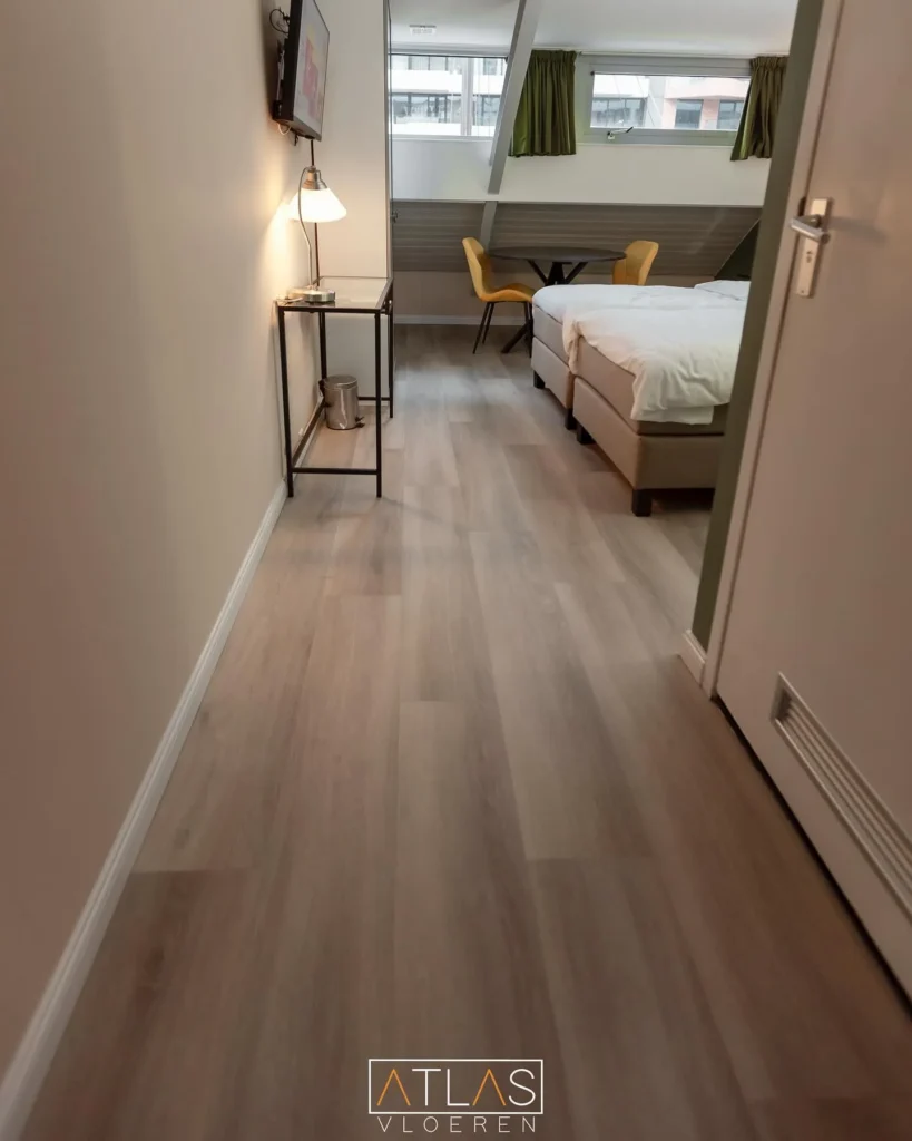 Laminaat vloer in een slaapkamer
