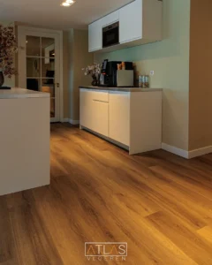 Laminaat vloer in een keuken