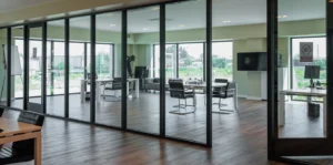 Moderne kantoorvloer met glazen wanden