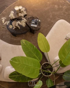 Zithoek met karpet in de showroom van Atlas Vloeren