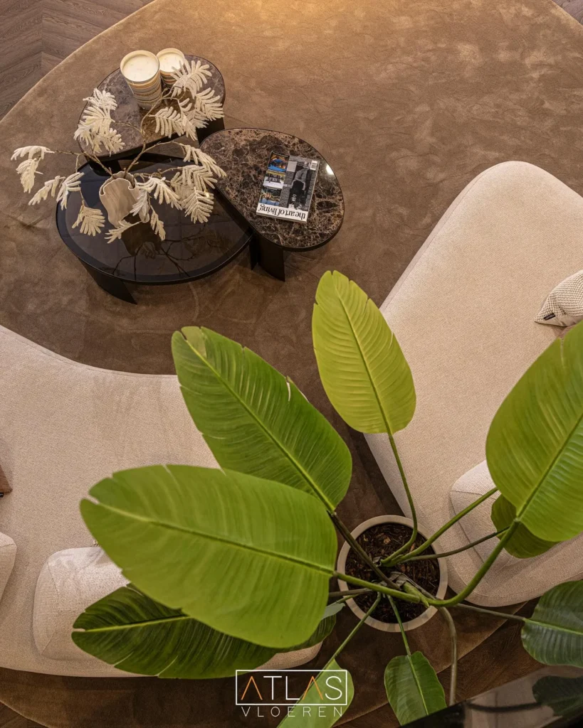 Zithoek met karpet in de showroom van Atlas Vloeren