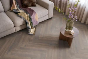 Visgraat laminaat in een woonkamer met fauteuil