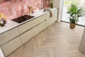 Visgraat laminaat in een keuken