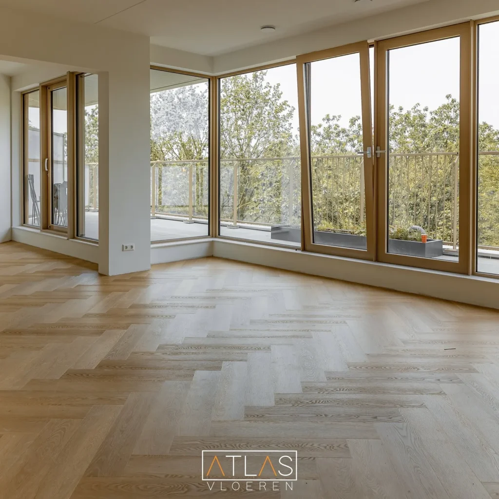 PVC vloer in een woonkamer met grote ramen
